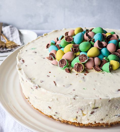 Mini Egg Cheesecake Mini Egg Cheesecake, Easter Cheesecake, Cheesecake Cake Recipes, Cranberry Cream Cheese, Baked Cheesecake Recipe, Mini Egg, Cheesecake Cake, Easter Baking, Digestive Biscuits