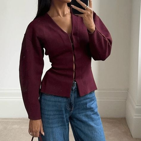 Our burgundy „Valentina“ cardigan adds a splash of color to your outfit! Whether worn solo with cool jeans or dressed up, it‘s always a standout piece. 🔗 https://forloma.de/products/rock-set-valentina #FORLOMA #BurgundyCardigan #AutumnTrend Denim And Burgundy Outfit, Pink Burgundy Outfit, Tight Cardigan Outfit, Cardigan Jeans Outfit, Burgundy Cardigan Outfit, Burgandy Cardigan, University Fits, Burgundy Outfits, Planned Outfits