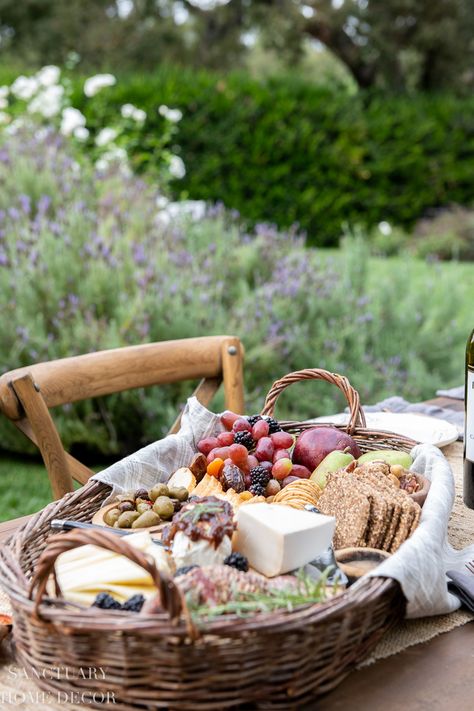 10 Ways to Set An Outdoor Table - Sanctuary Home Decor Vintage Place Settings Dinner Parties, Rustic Outdoor Dinner Party, Summer Brunch Table Setting, Outdoor Farm Kitchen, Outdoor Food Table, Outdoor Gathering Ideas, Home Decorating Styles, Outdoor Garden Party, Brunch Table Setting