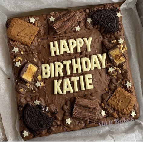 Brownie Cake For Birthday, Brownies Birthday Cake, Brownie Slabs Decorated, Brownie Decoration Ideas, Brownies Ultah, Brownies Decoration, Custom Brownies, Happy Birthday Brownies, Birthday Brownies Decoration