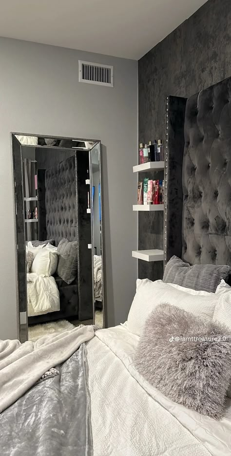 Dark Cozy Bedroom Ideas, Moody Romantic Bedroom, Dark Feminine Bedroom, Dark Cozy Bedroom, Baddie Room, Baddie Bedroom, Baddie Bedroom Ideas, Vibey Room, Girl Apartment Decor