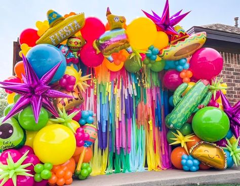 Fiesta Theme Party Balloon Garland, Mexican Party Balloons, Fiesta Theme Backdrop Ideas, Mexican Backdrop Ideas, Mexico Themed Party Decoration, Mexican Theme Backdrop Ideas, Fiesta Balloon Arch, Classy Fiesta Theme Party, Fiesta Theme Backdrop