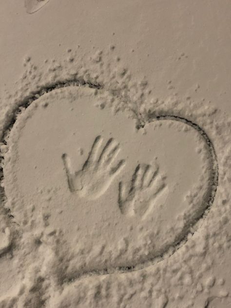 A couple hands printed in snow and a heart drawing Heavily Pregnant, Lights For Christmas, You Are My Moon, Christmas Date, Christmas Romance, 사진 촬영 포즈, My Kind Of Love, Christmas Feeling, Winter Love