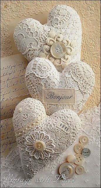 Shabby Chic Decorating, Manualidades Shabby Chic, Lace Hearts, Dekoratívne Vence, Doilies Crafts, Decoration Shabby, Lace Crafts, Fabric Hearts, Valentine Hearts