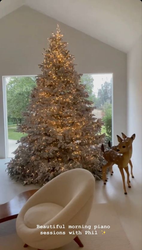 Kardashian Christmas Tree, Kim Kardashian Christmas, Kardashian Christmas, Luxury Christmas Decor, Luxury Christmas Tree, Christmas Themes Decorations, Christmas Tree Inspiration, Christmas Interiors, Christmas Planning