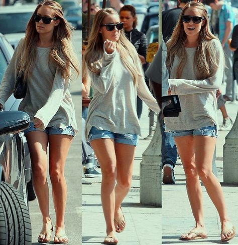 Don't own this. Source: Tumblr @Lauren Davison Dailey-Conrad.com Rainbow Sandals Outfit, Lauren Conrad The Hills, Lauren Conrad Style, Tan Legs, Rainbow Sandals, Sandals Outfit, California Style, Comfy Fashion, Perfect Style