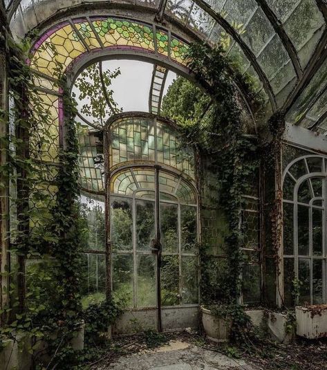 Green House Aesthetic, Glass Green House, Deserted Places, Victorian Greenhouses, Desert Places, Building Aesthetic, Creepy Houses, Abandoned Buildings, Old Buildings