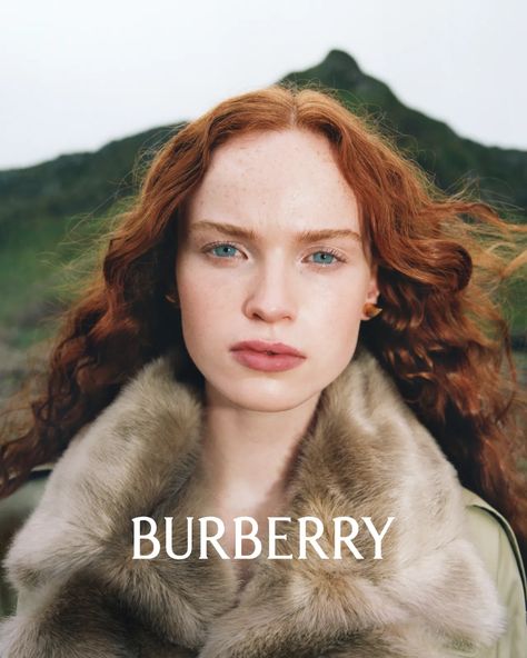 Burberry Winter 2023 Campaign Burberry Photoshoot, Highland Fashion, Burberry Campaign, Tyrone Lebon, Burberry Beauty, Female Pose, Campaign Ideas, Test Shoot, January 2025