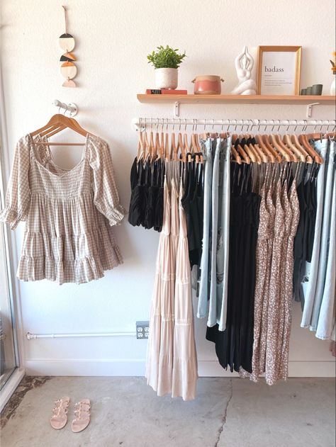 Small Clothing Showroom Ideas, Simple Botique Interiors Ideas, Tiny Boutique Interior, Small Store Design Clothing, Small Botique Interiors Ideas Rustic, Small Dress Shop Interior Design, Small Garment Shop Interior Design, Small Showroom Ideas, Clothes Shop Design Ideas