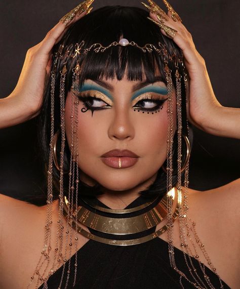 Cleo Patra Aesthetic, Cleopatra Makeup Ideas, Cleopatra Makeup Tutorial, Egyptian Cosplay, Egyptian Wig, Egyptian Eyeliner, Cleopatra Headdress, Egypt Makeup, Egyptian Headpiece