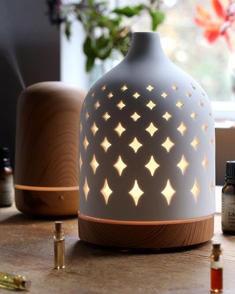 Our Guide to Different Types of Essential Oil Diffusers Water Diffuser, Waterless Diffuser, Make Your Home Smell Amazing, Best Essential Oil Diffuser, Mountain Rose, Mountain Rose Herbs, Aromatherapy Humidifier, Healing Room, Student Christmas Gifts