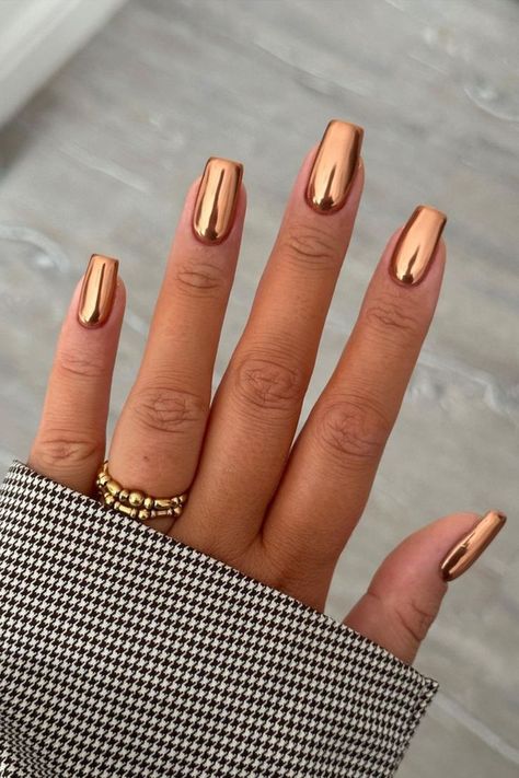 The perfect nail design for autumn 📸beautyspace_charlotte Sophisticated Nails, Gold Chrome Nails, Natural Nails Manicure, Popular Nail Colors, Bridesmaids Nails, Gold Nail Designs, Chrome Nails Designs, Short Gel Nails, Cute Nails For Fall