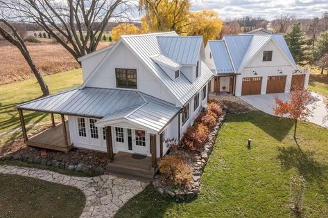 Colorado Modern Farmhouse, Tiny House With Loft, Loft Tiny House, House With Loft, Dream House Country, Cabin Building, Farm Style House, Dream Farmhouse, Barn House Design