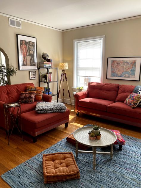 Red Accents In Living Room, Boho Living Room Red Couch, Decor With Red Couch, Living Room Inspiration Red Couch, Dark Red Couch Living Room Ideas, Red Couch Living Room Ideas Boho Style, Interior Design Red Accents, Red Sofas Living Room Ideas, Red Themed Living Room