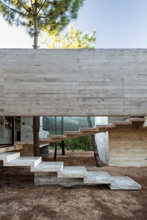 Concrete Minimalist House, Concrete Houses, Concrete Architecture, Casa Country, Wood Architecture, Concrete Building, Concrete House, Brutalist Architecture, Contemporary Farmhouse