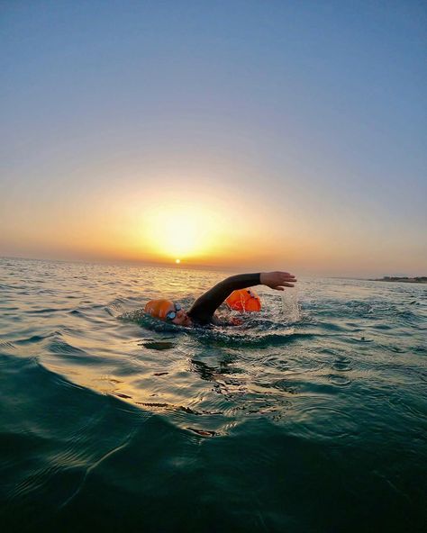 Finnish flight attendant @roossis made a stopover in Lisbon and couldn't resist swimming in our sea 🇫🇮 This was the last swim we did with her with a beautiful sunset. See you in June! 😉 Do you want to explore our beautiful coast with us? Get in touch! 👉 www.swim-together.com/contact Triathlon Aesthetic Wallpaper, Open Water Swimming Aesthetic, Swimming Aesthetic Sport, Triathlon Aesthetic, Workouts For Runners, Swimming Race, Open Water Swim, Swim Aesthetic, Swimming Aesthetic