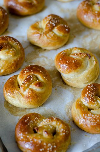 Warm pretzels? YES! Low Calorie Recipes, Soft Pretzel Recipe, Homemade Soft Pretzels, Mini Pretzels, Pretzels Recipe, Soft Pretzels, Think Food, Pretzels, Freshly Baked