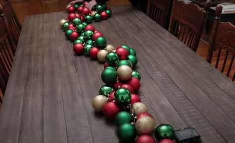 Diy Ornament Garland, Ornament Garland Diy, Diy Christmas Ball, Christmas Home Decorations, How To Make Garland, Diy Christmas Garland, Garland Diy, Ornament Garland, Christmas Decorations Garland