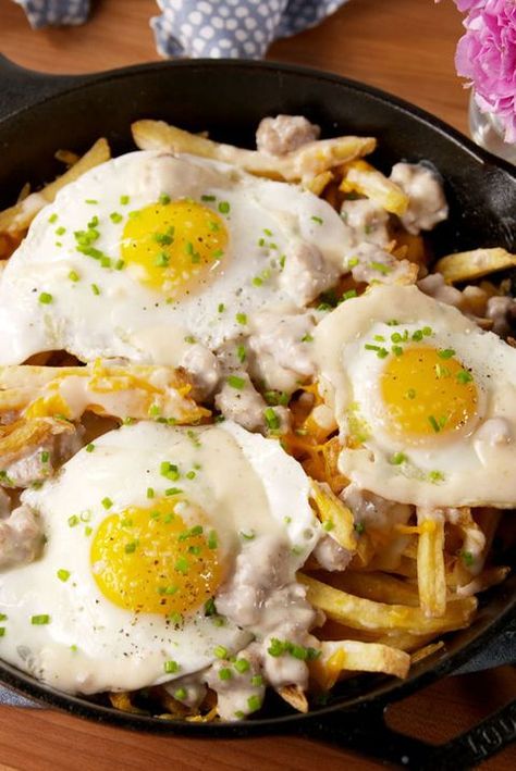 Loaded Breakfast Fries vertical Fries Ideas, Breakfast Fries, Poutine Recipe, Hangover Food, Breakfast Favorites, Fries Chicken, Easy Egg Recipes, Breakfast Recipies, Fried Breakfast