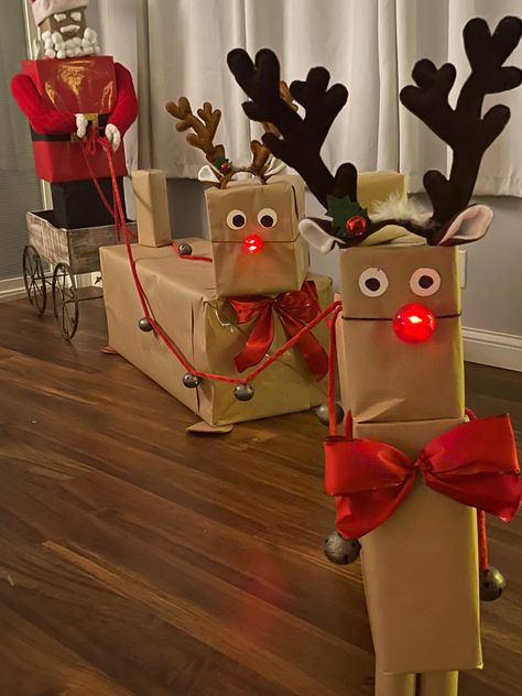 Reindeer Boxes Stackable Diy, Christmas Gift Stack, Gift Stacking Ideas, Christmas Tower Ideas, Gift Towers Christmas, Christmas Wrapping Ideas Creative, Diy Christmas Box, Christmas Tower, Christmas Boxes Decoration