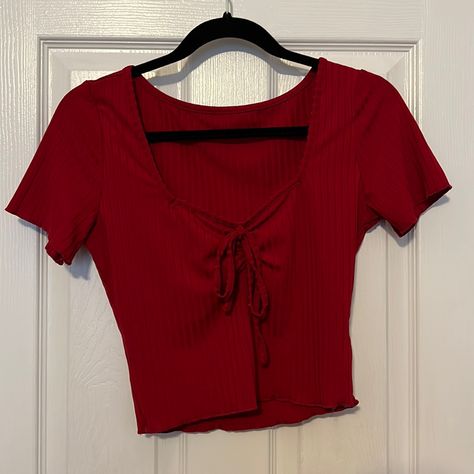 Cute Red Top Outfit, Red Tops Aesthetic, Cute Red Shirts, Cute Red Tops, Red T Shirt Outfit, Red Crop Top Outfit, Cropped Shirt Outfit, Clothing Cabinet, Top Rojo