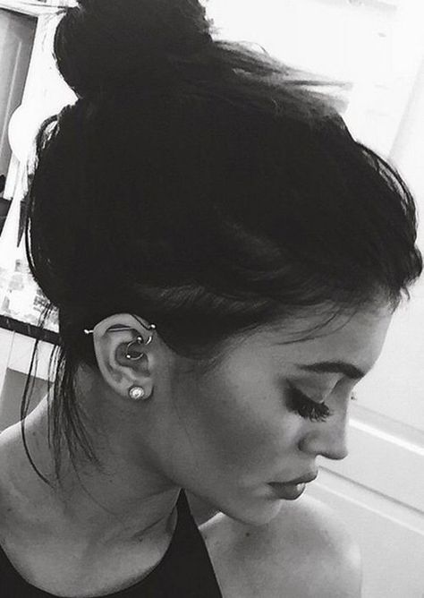 Kylie Jenner Jewelry, Kylie Jenner Ear Piercings, Ear Piercing For Women, Kylie Jenner Piercings, Piercing Industrial, Rough Gemstone Jewelry, Cool Ear Piercings, Cute Ear Piercings, Cute Piercings