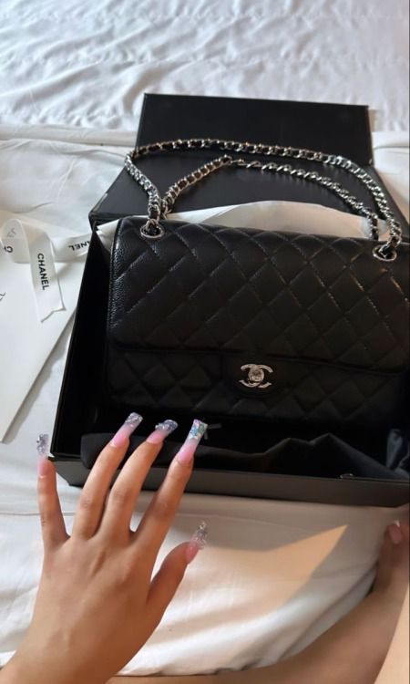 Black Chanel Purse, Lirika Matoshi, Girly Tingz, Expensive Bag, Trendy Purses, Luxury Bags Collection, Princess Wallpaper, Fall Handbags, Handbag Essentials