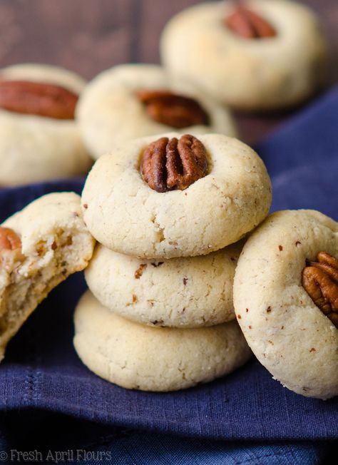 Almond Flour Pecan Sandies: An easy, one bowl recipe for gluten free, buttery pecan cookies. Using Almond Flour, Cheesecake Keto, Keto Christmas Cookies, Pecan Sandies, Desserts Keto, Keto Holiday, Almond Flour Cookies, Postre Keto, Keto Christmas