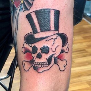 Club Tattoo at Harley-Davidson (@clubtattoohd) • Instagram photos and videos  #skulltattoo #tattoo #clubtattoo Skull Top Hat Tattoo, Top Hat Tattoo, Skull Top Hat, Traditional Skull, Hat Tattoo, Club Tattoo, Skull Sleeve, Skull Top, Old School Tattoo Designs