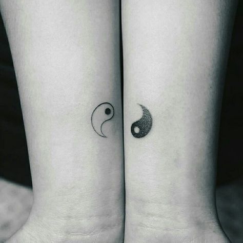 Cute Minimalist Couple Tattoo, Ying Yang Bestie Tattoo, Yin Yang Tattoo Couple Matching, Ting Yang Matching Tattoo, Ying Yang Tattoo Sisters, Ying Yang Minimalist Tattoo, Ying And Yang Matching Tattoos, Black Matching Tattoos, Matching Tattoos Ying Yang