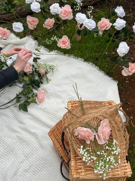 #picnic #cottagecore #flowers #picnicideas Picnic In Field, Flower Picnic Aesthetic, Picnic In Flower Field, Flower Picnic Photoshoot, Picnic Basket Aesthetic Flowers, Field Picnic, Pink Flower Field, Pink Picnic Blanket, Rose Field