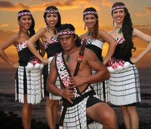 Maori traditional costumes, New Zealand Polynesian Dance, Maori People, Māori Culture, Fest Outfits, Maori Art, Polynesian Culture, National Symbols, National Costume, Theme Dress