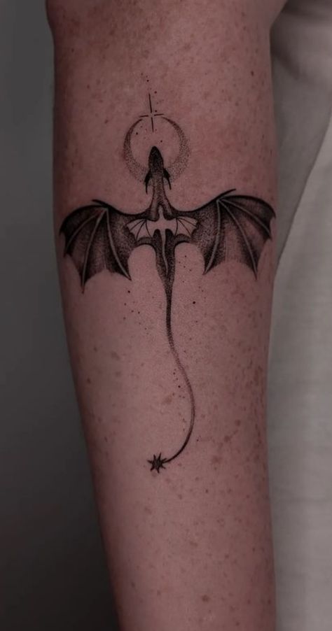 Book Inspired Tattoos, Alas Tattoo, Bookish Tattoos, Dragon Tattoo For Women, Flame Tattoos, Fantasy Tattoos, Geniale Tattoos, Dragon Tattoo Designs, Fourth Wing