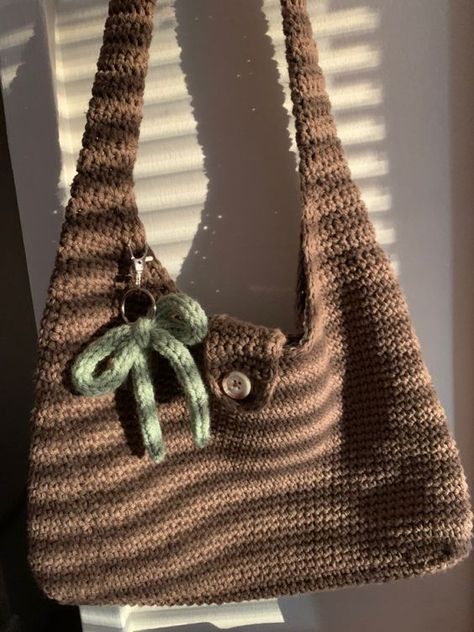 🤎 Crochet Bag small crochet bag aesthetic #small rochetbagaesthetic #crochet #crochetbag #crochetbags 2.948 Crochet Brown Bag, Crochet Bag Closure, Brown Crochet Projects, Brown Yarn Crochet Ideas, Brown Crochet Ideas, Brown Crochet Tote Bag, Crochet School Bag, Pink And Brown Crochet, Crochet Cross Bag