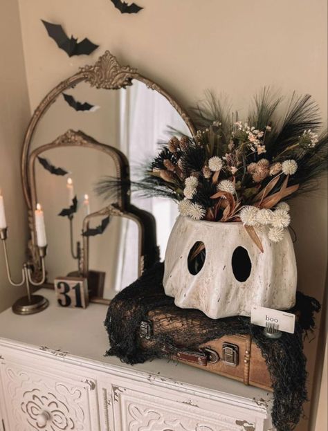 Spooky Room Decor Bedroom, Halloween 2023 Decorations, Spooky Farmhouse Decor, Halloween Corner Decor, Year Round Spooky Home Decor, Halloween Decoration Inspiration, Halloween Entryway Table Decor, Halloween Chic Decor, Halloween Home Aesthetic