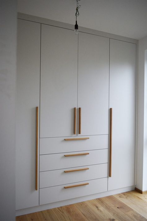 Modern Built In Wardrobe, Organization Wardrobe, Cupboard Organization, Vstupná Hala, Wardrobe Aesthetic, Wardrobe Handle, Modern Cupboard, Closet Design Layout, Modern Cupboard Design