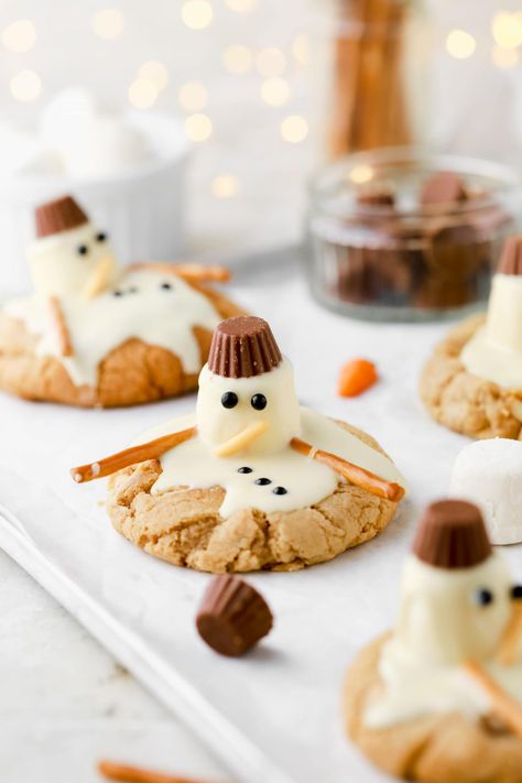 Marshmallow Christmas Treats, Snowman Marshmallows, Melting Snowman Cookies, Cookies Marshmallow, Melting Marshmallows, Melted Snowman Cookies, Melting Snowman, Christmas Details, Marshmallow Snowman