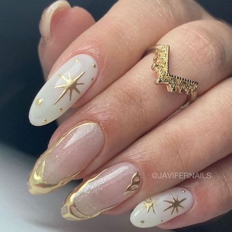 Baroque Nails Art, Gold Nails Inspo Aesthetic, Black And White And Gold Nails, Gold Details Nails, Nails With Gold Design, Golden Nails, Hippie Nails, Subtle Nails, Gold Nail