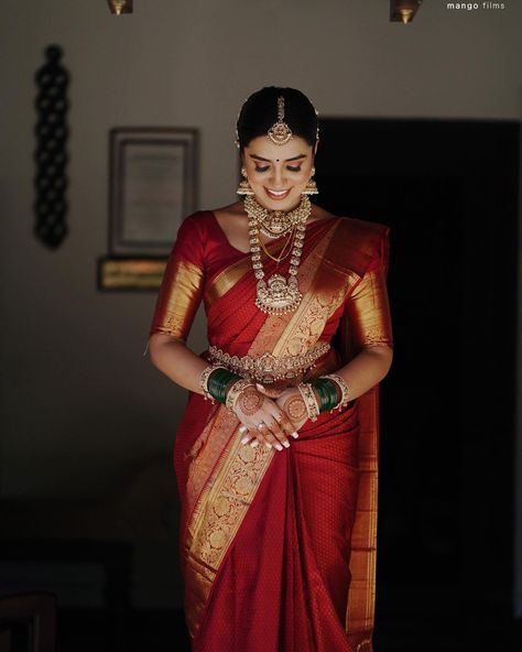 Indian Engagement Outfit, Red Saree Wedding, South Indian Wedding Saree, South Indian Bride Saree, Engagement Saree, Marathi Bride, Bridal Sarees South Indian, Indian Bride Outfits, Hindu Bride