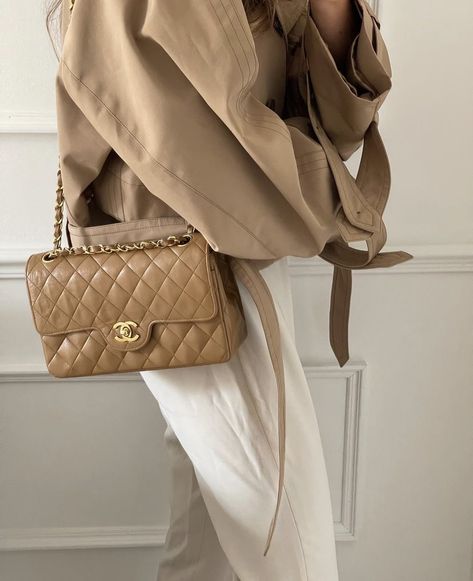 Beige Chanel Bag Outfits, Beige Chanel Bag, Chanel Bag Outfit, Chanel Classic Flap Bag, Classy Outfits For Women, Classic Flap Bag, Beige Bag, Chanel Black, Flap Bag