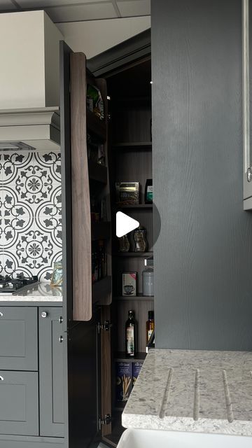 Masterclass Kitchens on Instagram: "Do you have a smaller kitchen but need a LOT of storage space? We’ve got the solution for you 🫵

Go on, get yourself a corner pantry ☁️

#smallkitchendesign #smallkitchenideas #pantry #kitchenpantry #spicerack #kitchenstorage #trending" Corner Pantry Ideas, Breakfast Nook With Storage, Corner Kitchen Pantry, Flower Bed Decor, Kitchen Storage Space, Corner Pantry, Kitchen Diy Makeover, Corner Space, House Decorating