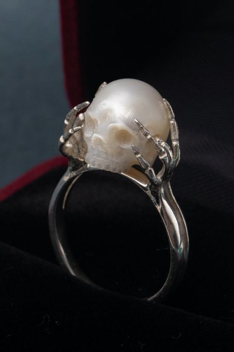 Pearl ring in shape of skull Skull Pearl, Dope Jewelry, Skull Carving, Funky Jewelry, Skull Ring, Fantasy Jewelry, Gothic Jewelry, Jewelry Inspo, Dream Jewelry