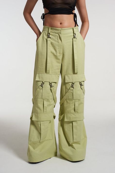 Utility Pockets Fashion, Cargo Pants Outfit Winter, Utility Outfit, Utilitarian Fashion, Cargo Pants Pockets, Green Cargo Trousers, Utility Clothing, Utility Fashion, Coloring Book Cover