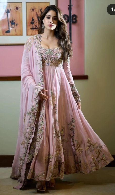 भारतीय दुल्हन संबंधी, Embroidery Thread Work, डिजाइनर कपड़े, Pink Anarkali, Bollywood Dress, Anarkali Dress Pattern, Janhvi Kapoor, Long Dress Design, Indian Dresses Traditional