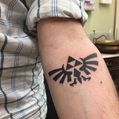 Crossed this off my bucket list for my birthday. It's not the most original tattoo but for my first I knew there was only one thing it could be!  Visit blazezelda.tumblr.com Video Game Tattoo Sleeve, Tattoos For Brothers, Matching Sibling Tattoos, Nintendo Tattoo, Game Tattoo, Video Game Tattoos, Nerdy Tattoos, Zelda Tattoo, Brother Tattoos