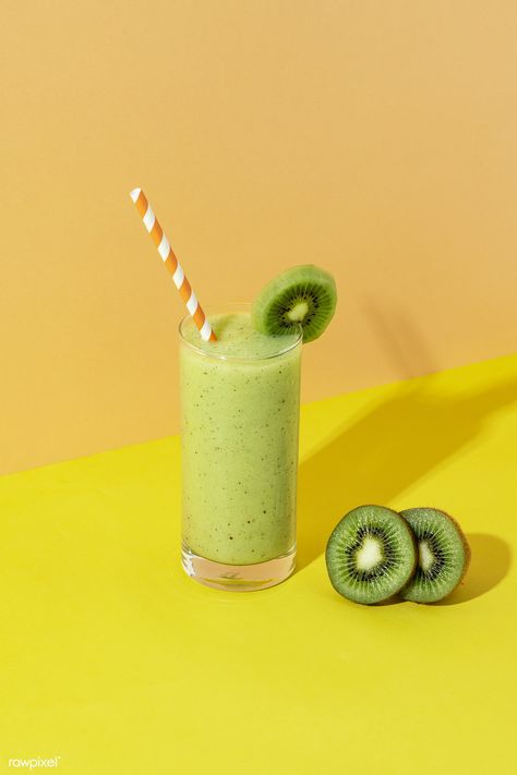 Two Tone Background, Smoothie For Breakfast, Smoothie Recipies, Kiwi Juice, High Protein Smoothies, Background Food, Kiwi Smoothie, Acai Smoothie, Fat Burning Smoothies