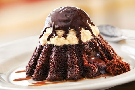 Chili's Molten Chocolate Cake Salty Desserts, National Dessert Day, Red Birthday Cakes, Molten Cake, Skillet Chocolate Chip Cookie, Molten Lava Cakes, Molten Chocolate, Chocolate Lava Cake, Chocolate Caliente