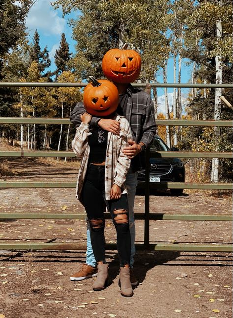 Halloween Photoshoot For Couples, Pumpkin On Head Photoshoot Couple, Pumpkin Carving Ideas For Photoshoot, Pumkin Carving Couple Pics, Cute Pumpkin Head Photoshoot, Pumpkin Carving Head Photoshoot, Couples Pumpkin Painting Ideas, Cute Pumpkin Carving Ideas For Couples, Pumpkin Carving Photoshoot