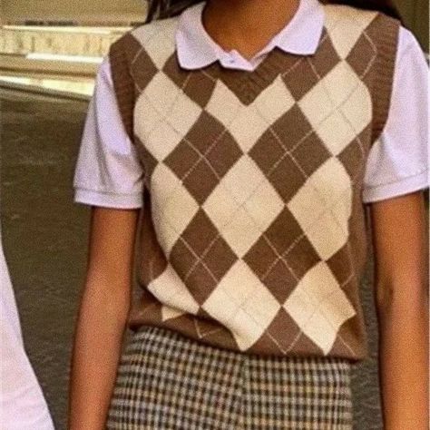 Patterned Cardigan Outfit, Half Sweater Outfits, Mini Skirt And Sweater Outfit, Y2k Fashion Winter, Brown Argyle Sweater, Sweater Style Outfits, Preppy Winter Outfits, Diy Cardigan, Half Sweater