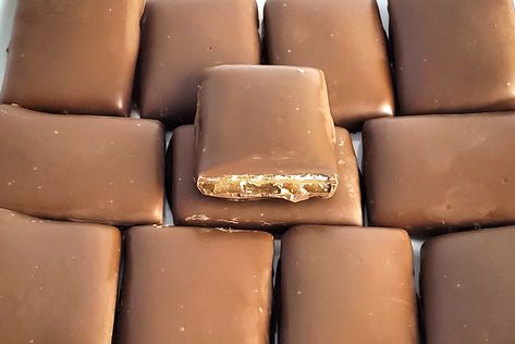 Heath (Skor) Bars Skor Candy Bar, Homemade Skor Bars, Homemade Heath Bars, Heath Candy Recipes, Heath Bar Recipes, Heath Candy Bar, Payday Bars, Heath Candy, Skor Bars